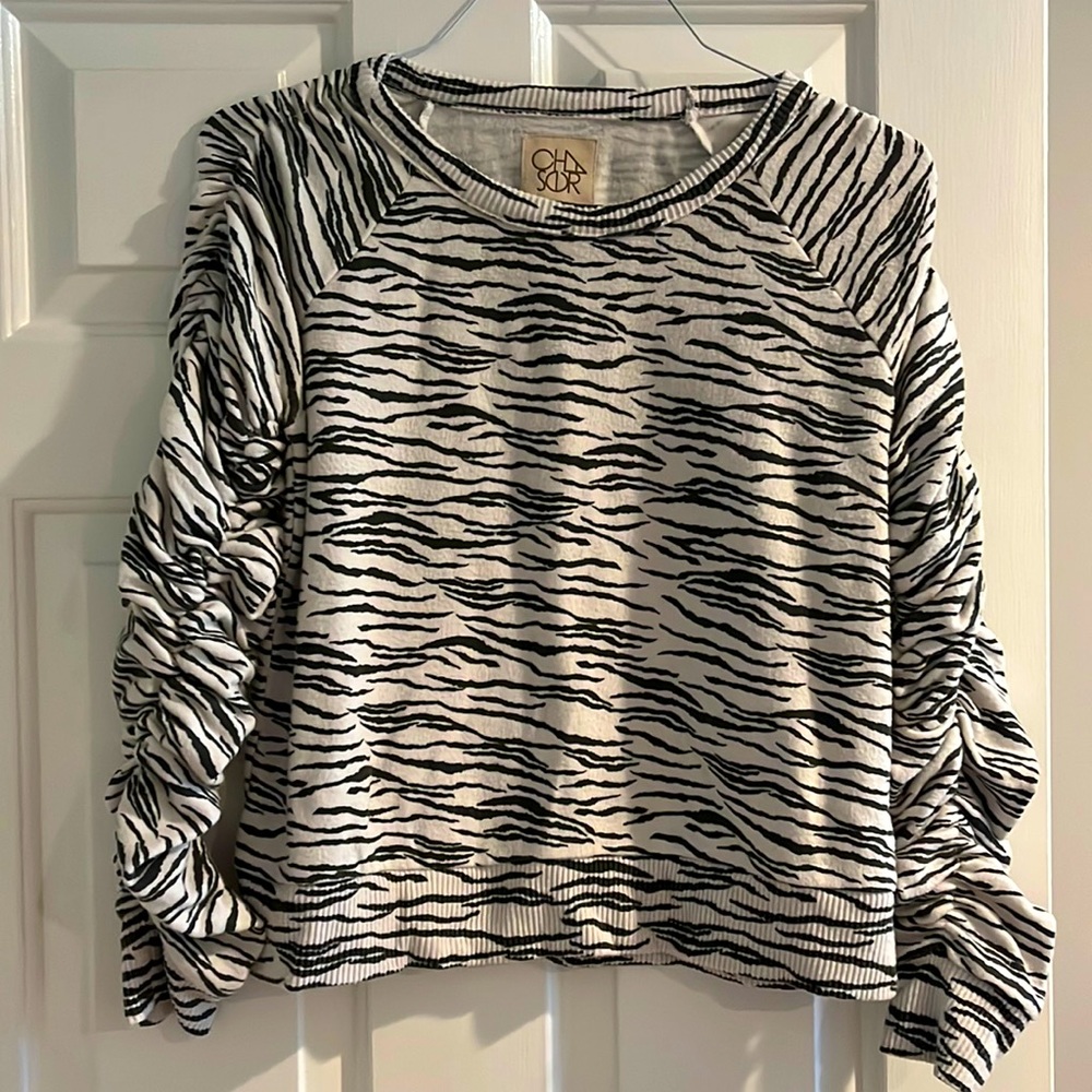 Chaser sweatshirt, black/white, Small, ruched sleeve